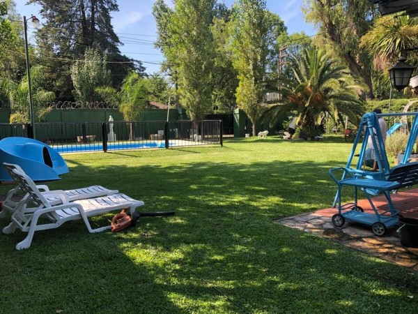 CASAQUINTA C/PISCINA EN PQUE LELOIR A 2 CDS DE M. FIERRO,1100M2 CON 320M2 CUB. ESPECTACULAR OPORTUNIDAD!!
