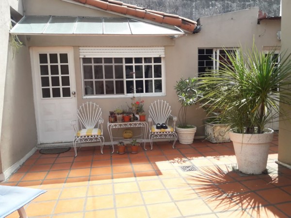 ¡¡IMPERDIBLE!!HERMOSA CASA MULTIFAMILIAR 220M2 EN CASTELAR NORTE.CASA 5AMB+DPTO+COCHERA P/3 AUTOS: OPCIONAL CONSTRUIBLE PLANTA ALTA 100 M2