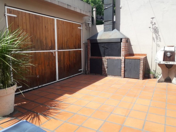 ¡¡IMPERDIBLE!!HERMOSA CASA MULTIFAMILIAR 220M2 EN CASTELAR NORTE.CASA 5AMB+DPTO+COCHERA P/3 AUTOS: OPCIONAL CONSTRUIBLE PLANTA ALTA 100 M2