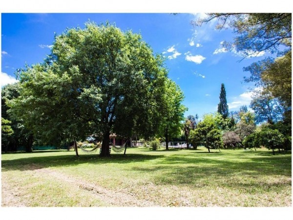 EXCELENTE OPORTUNIDAD!! CASA SOBRE LOTE DE 1500M2 PARQUIZADO EN EL CORAZON DE PARQUE LELOIR!!